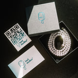 iced out Tennis Kette in Verpackung mit Aufkleber und Dankeskarte, Sonnenlicht reflektiert in den Diamanten der Halskette Chain
