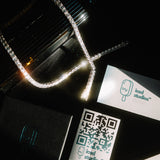 iced out Tennis Chain mit Verpackung von iced studios™ und funkelnden Diamanten