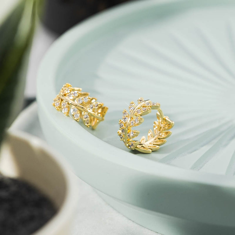 Ohrringe von iced studios™: Leaf Earrings 14K Vergoldet